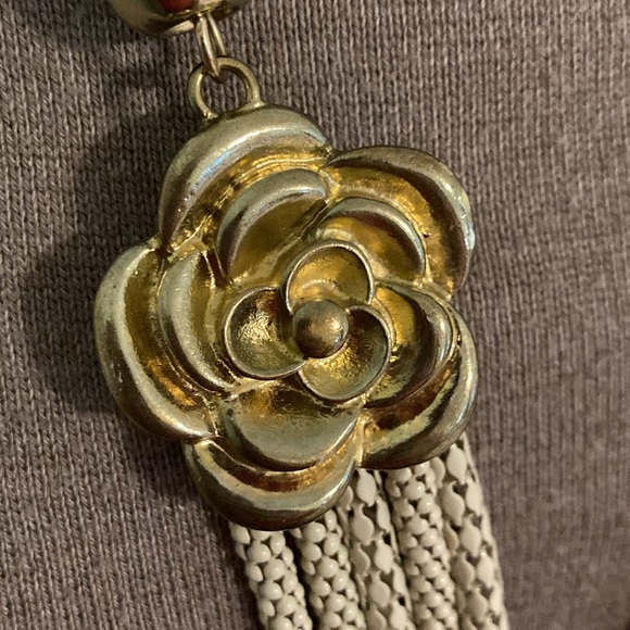 Chic Gold Rose Necklace - Picture 5 of 10
